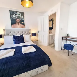 Modern & Spacious 3 Bedrooms And 2 Bathrooms Home, Free Parking! Cambridge (Cambridgeshire)