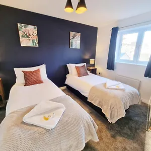 Stylish 3 Bedrooms & 2 Bathrooms House, Free Parking On Premises! Cambridge (Cambridgeshire)